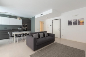 Porta Nuova Bright and Roomy Flat